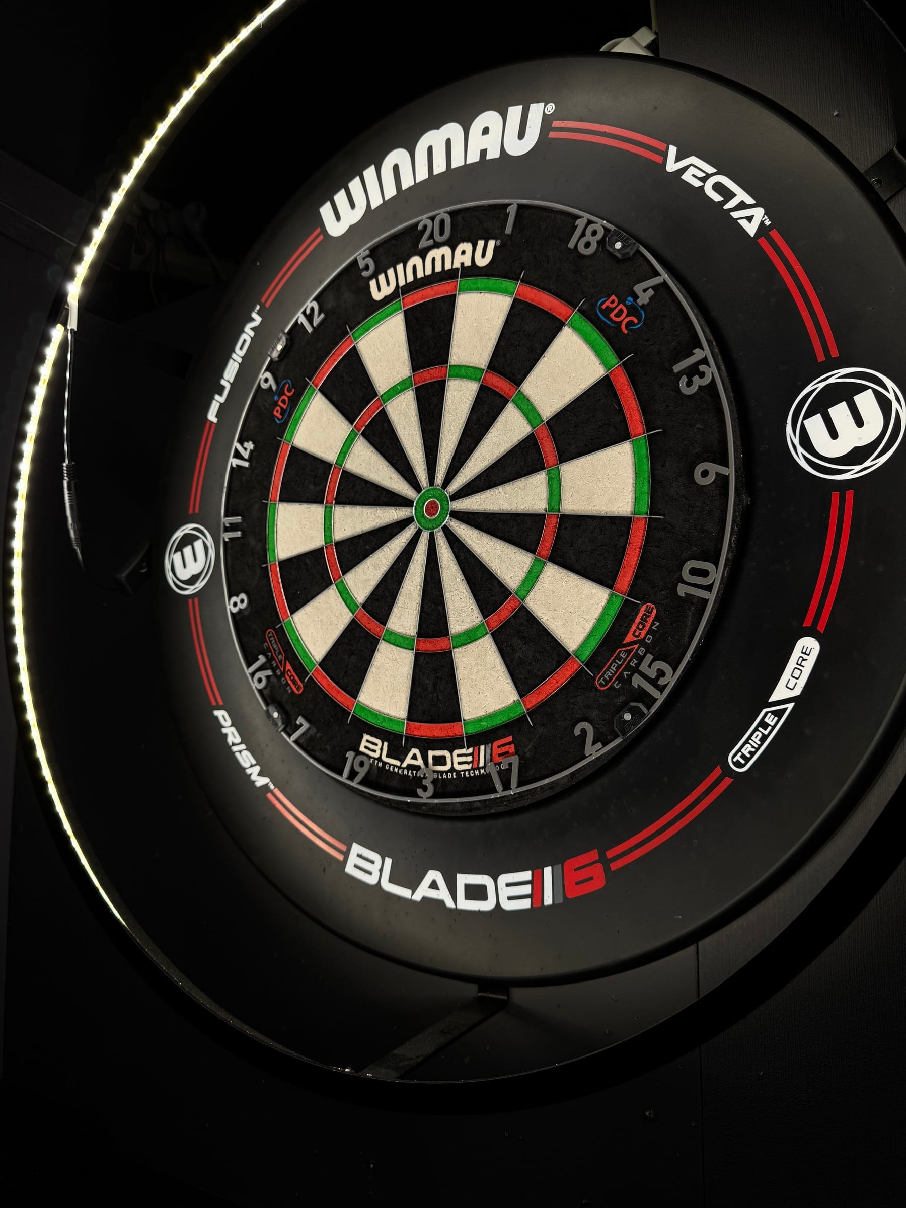 Zona de darts a Școlii de Biliard Craiova, cu boardul iluminat